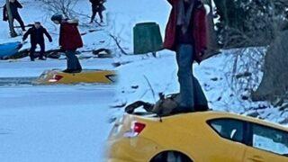 Sosyal medya bu görüntüyü konuşuyor! Kaza yapan aracı suya gömülürken selfie çekmeye devam etti