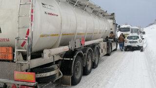Son dakika: Anadolu Otoyolu Bolu Dağı Tüneli'nde tırlar yolda kaldı İstanbul yönü trafiğe kapandı!