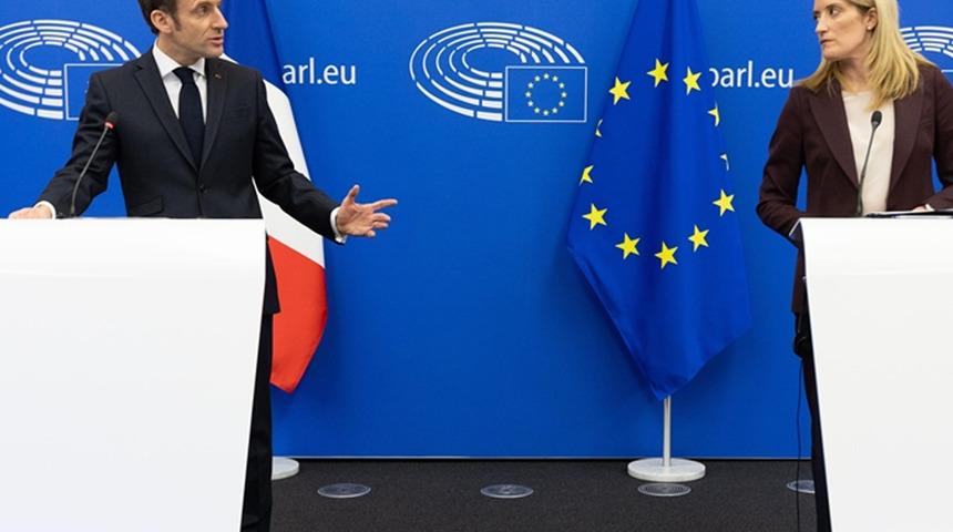 Gazetecilerden Macron ve AP Başkanı Metsola'ya tepki! Salonu terk ettiler