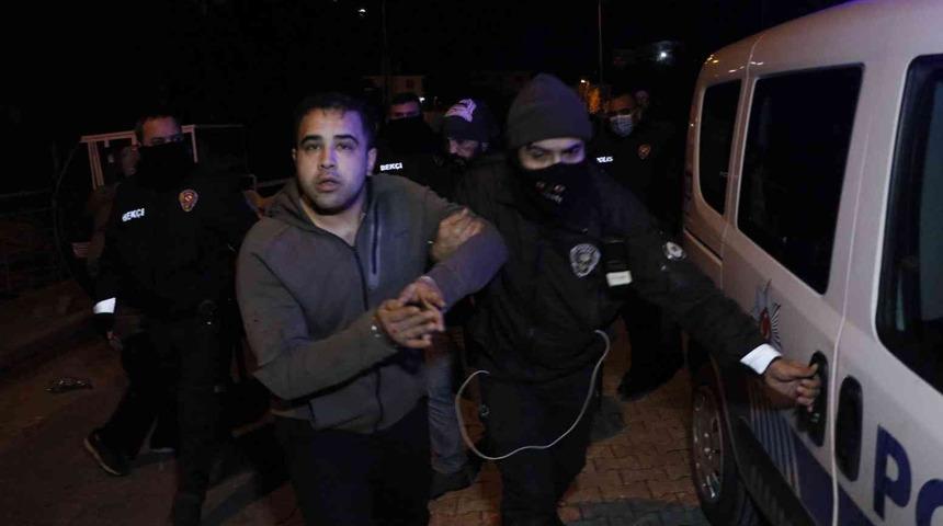 Adana'da hareketli gece! Boşanma aşamasındaki eşinin evini bastı