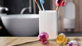 Sadece dişleri fırçalamak yeterli mi? Diş fırçasındaki görünmez tehlike