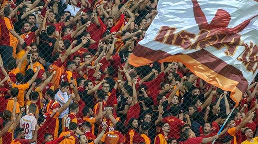 Ünlü yorumcu Galatasaray taraftarının fotoğrafını çekti: Kafalarını taşlara vuruyorlardır