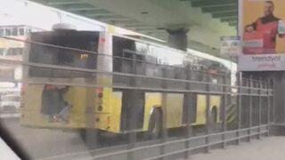 Akbil basmamak için İETT otobüsünün arkasında 'örümcek adam' yolculuğu yaptı