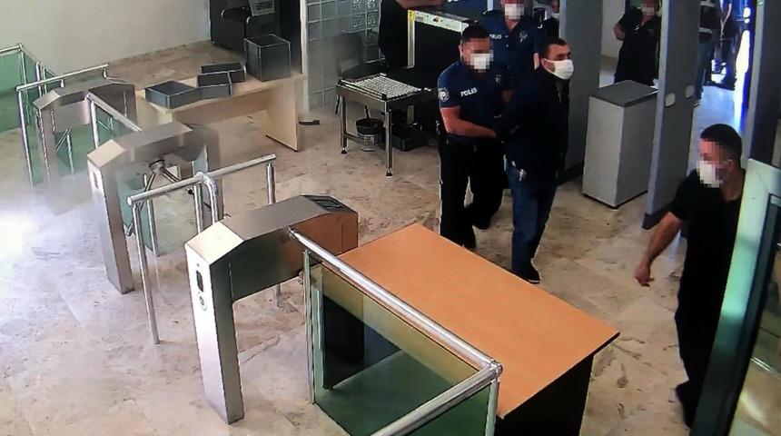 İzmir Adliyesi'nde avukata ters kelepçe davasında karar! 10 bin TL tazminat ödenecek