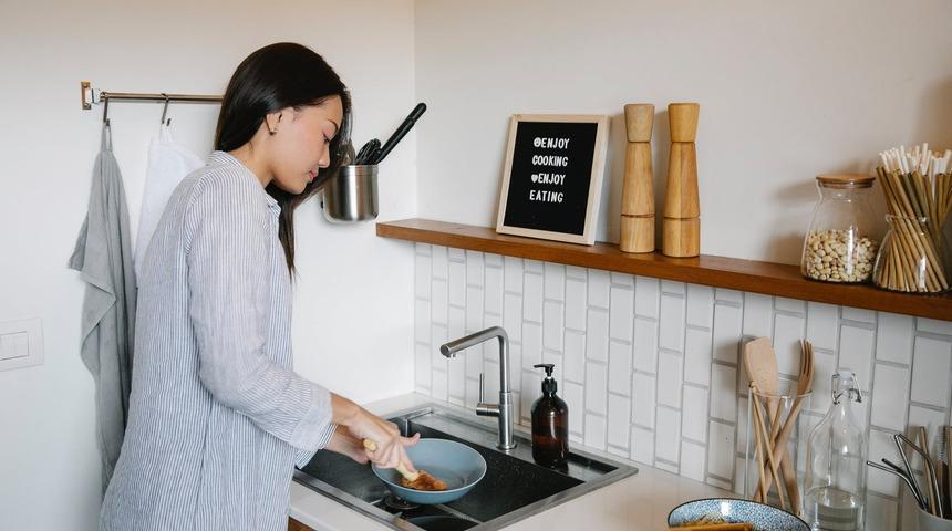 Evinizin havasını değiştiren seramik &uuml;r&uuml;nleri doğru y&ouml;ntemlerle temizlediğinize emin olun!