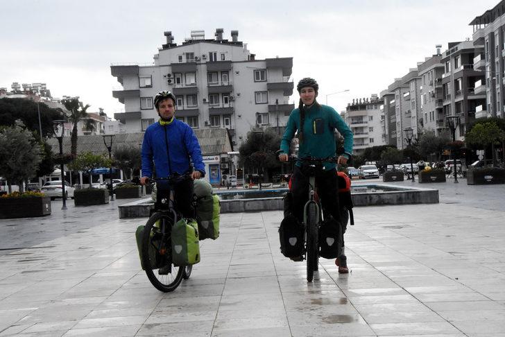 Balayında bisiklet turuna çıkan çift, 6 bin kilometre pedal çevirip Antalya’ya geldi G4