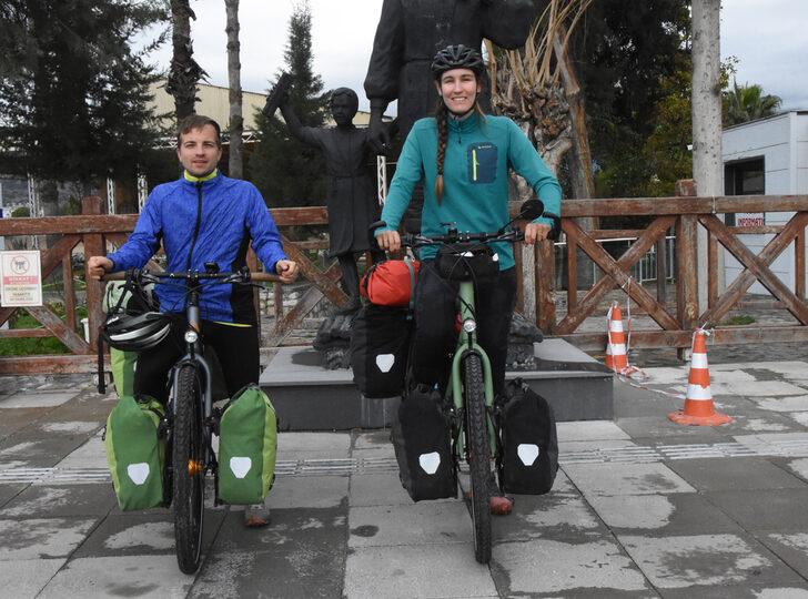 Balayında bisiklet turuna çıkan çift, 6 bin kilometre pedal çevirip Antalya’ya geldi G1