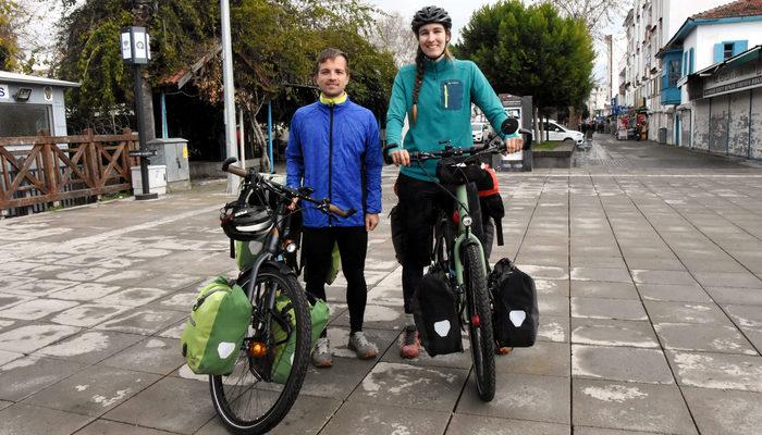 Balayında bisiklet turuna çıkan çift, 6 bin kilometre pedal çevirip Antalya’ya geldi