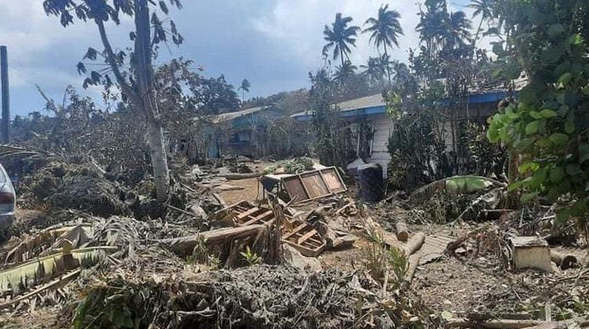 Tonga'ya yanardağ patlamasından 5 g&uuml;n sonra ilk yardım u&ccedil;ağı indi