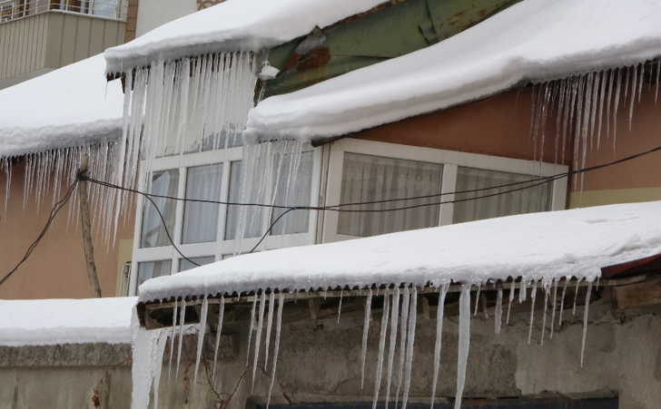 Ne Erzurum, ne Van! Bu kente, 3 yıl aradan sonra kar yağdı, 30 santimetreyi geçti G3