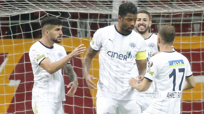 Galatasaray-Kasımpaşa maçına Ryan Donk damgası! Golden sonra o hareketi yaptı