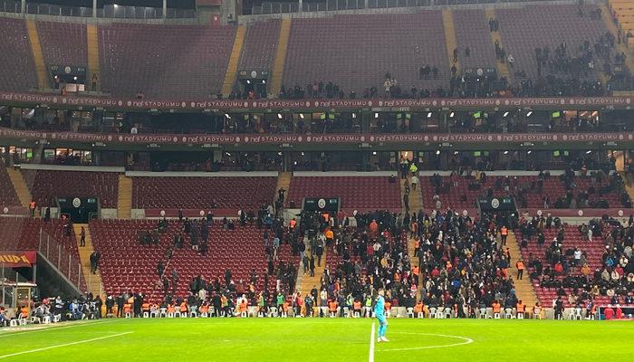 Son dakika: Galatasaray taraftarı Burak Elmas’ın locasının etrafını sardı! Polisler araya girdi, Luis Campos şoka uğradı