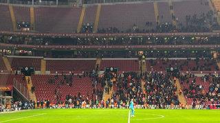 Son dakika: Galatasaray taraftarı Burak Elmas’ın locasının etrafını sardı! Polisler araya girdi, Luis Campos şoka uğradı