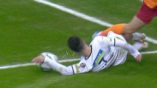 Son dakika Galatasaray haberleri... Bu pozisyon maça damga vurdu! Penaltı var mı?