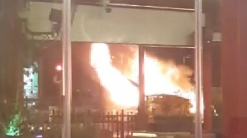 Korku dolu anlar! Bir anda alev alev yandı, sürücü son anda kurtuldu