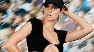 Kendall Jenner küçücük bikinisiyle karların içinde