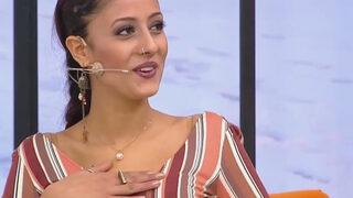 Gelin adayı Solmaz Çiros dekolteli elbisesiyle sere serpe uzandı! Doğal halin daha iyiydi