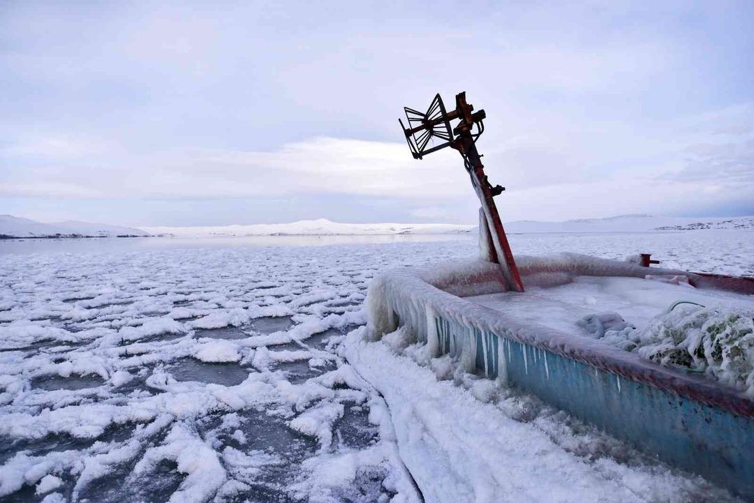 40 kilometrekarelik alana sahip Nazik G&ouml;l&uuml; dondu! Ortaya kartpostallık g&ouml;r&uuml;nt&uuml;ler oluşturdu
