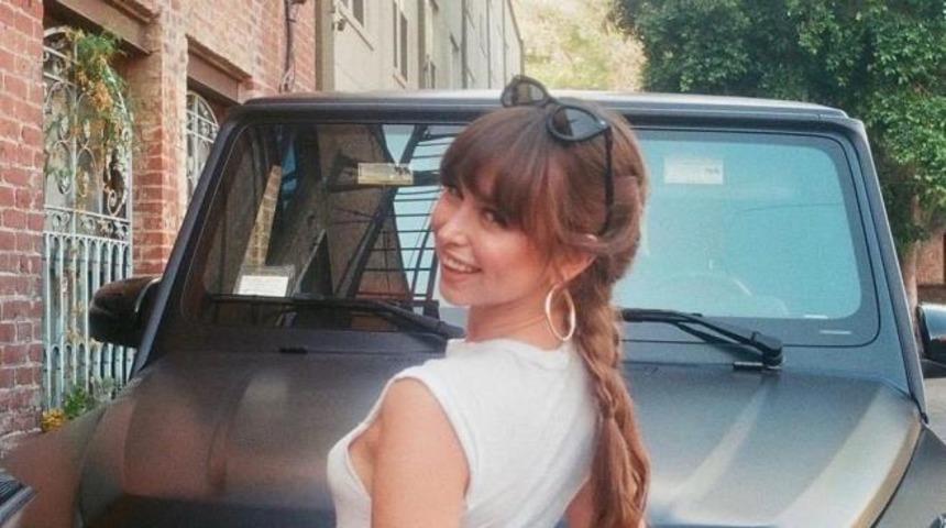 Mağazada eteğini kaldırıp çıplak poz veren Amerikalı model Riley Reid, mağazadan kovuldu