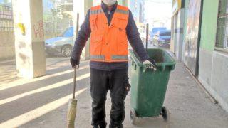 Temizlik işçisini şaşkına çeviren olay! Çöpe atacaktı, poşetin ağırlığından şüphelenince... 