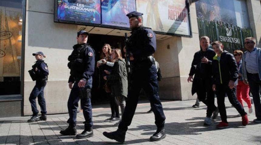 Paris saldırganıyla ilgili flaş detay: Cesedinin yanında ter&ouml;r &ouml;rg&uuml;t&uuml; notu