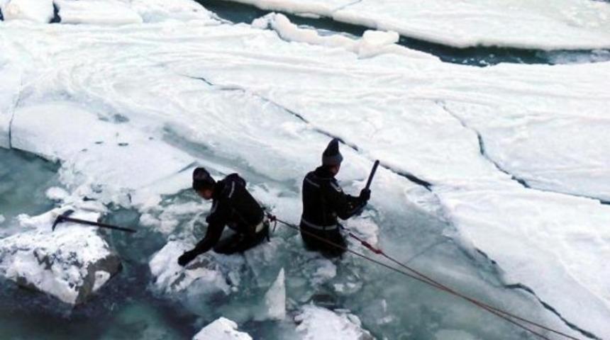 Buz tutan Çoruh'a düşen çocuk kayboldu