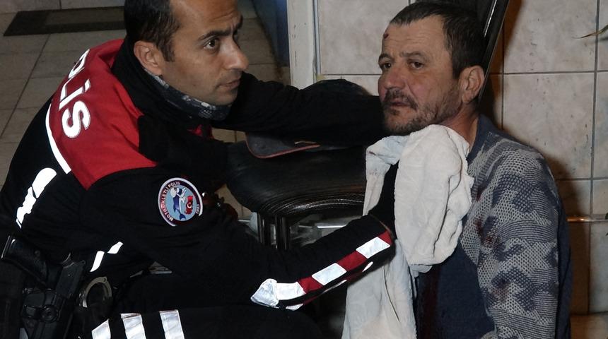 Antalya'da banyo kavgası! Boğazından bıçaklandı