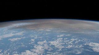 Tonga’da yanardağ patlaması: Dumanlar uzay yolunun yarısına kadar ulaştı! Nükleer bombadan 500 kat daha güçlü