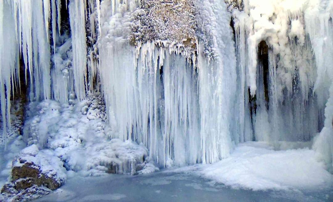 Girlevik Şelalesi buz tuttu! Soğuktan 2 metrelik buz sarkıtları oluştu
