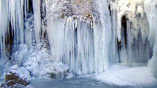 Girlevik Şelalesi buz tuttu! Soğuktan 2 metrelik buz sarkıtları oluştu