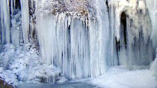Girlevik Şelalesi tamamen buz tuttu, 2 metrelik sarkıklar oluştu
