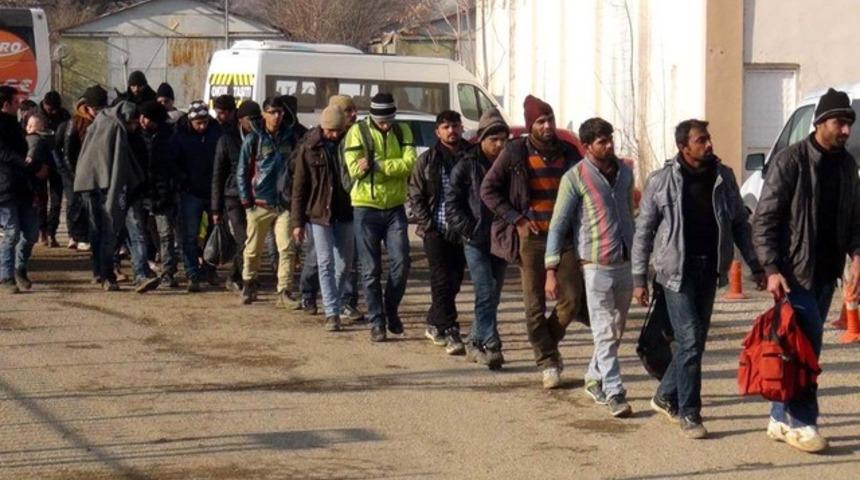 Yunanistan g&ouml;&ccedil;menleri zorla bota bindirip geri g&ouml;nderdi