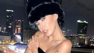 Bahar Candan kız kardeşiyle dudak dudağa poz verdi!