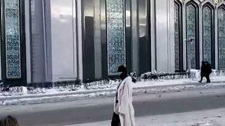 Caminin önünde iç çamaşırı ve başörtüyle poz verdi! Sosyal medyada tepkiler gecikmedi