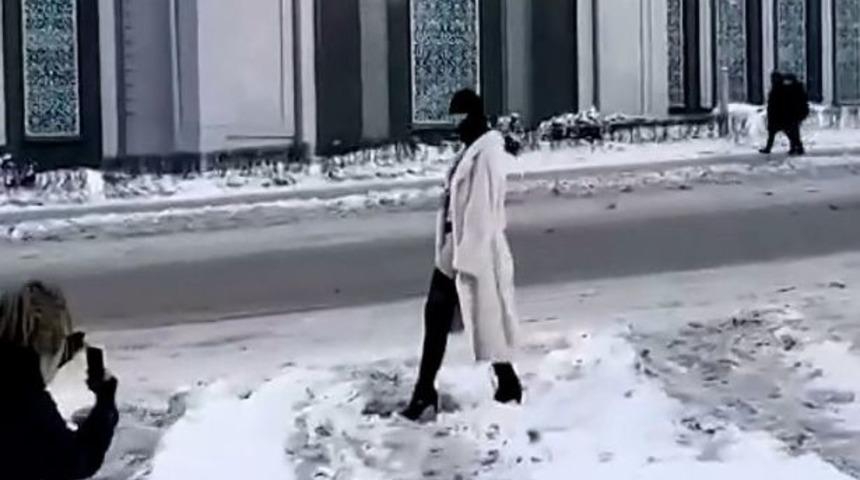 Caminin önünde iç çamaşırı ve başörtüyle poz verdi! Sosyal medyada tepkiler gecikmedi