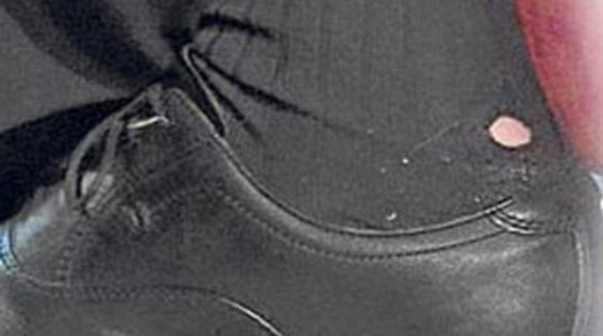 Delik &ccedil;oraplı Başbakan