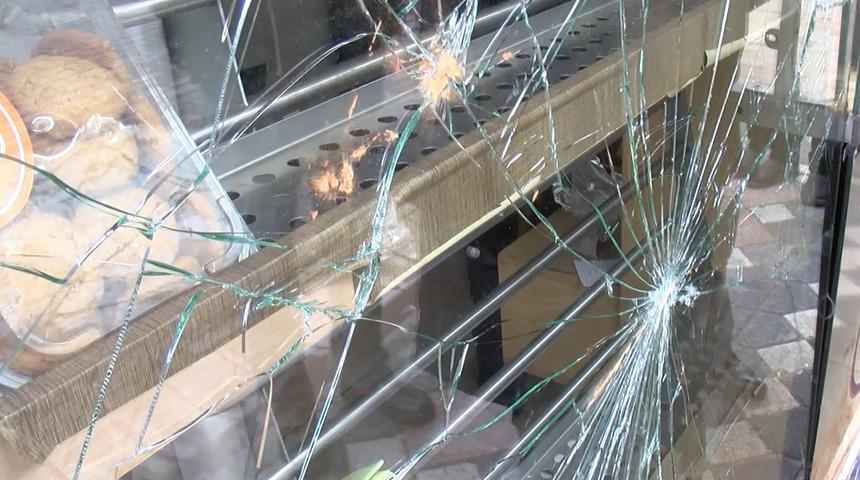 İstanbul'da Halk Ekmek büfesine taşlı saldırı! "Fırıncılar aç mı kalacak?" diye bağırmış