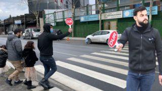 Burası Başakşehir! Yaya geçidi değil adeta tehlike geçidi... Dur tabelasıyla karşıya geçiyorlar