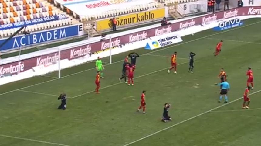 Son dakika: Beşiktaş maçında bir garip olay! 5 saniye içinde 2 kez...