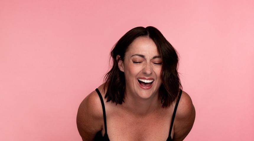 Nicole Scherzinger’ın seksi pozunu taklit etmek istedi! Pantolonunu kaybedince sosyal medyanın gündemine yerleşti