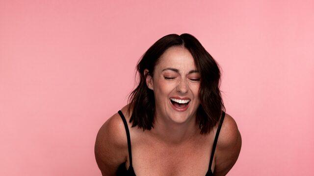 Nicole Scherzinger’ın seksi pozunu taklit etmek istedi! Pantolonunu kaybedince sosyal medyanın gündemine yerleşti