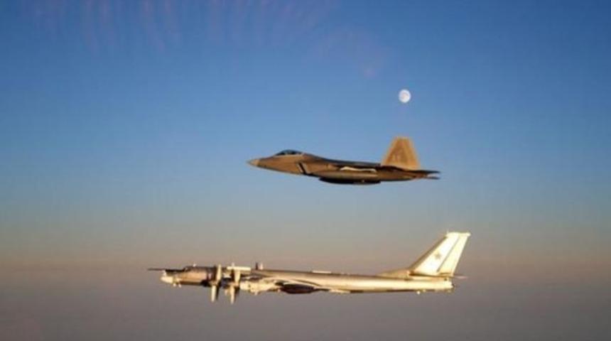 ABD savaş u&ccedil;ağından Rus bombardıman u&ccedil;aklarına engelleme
