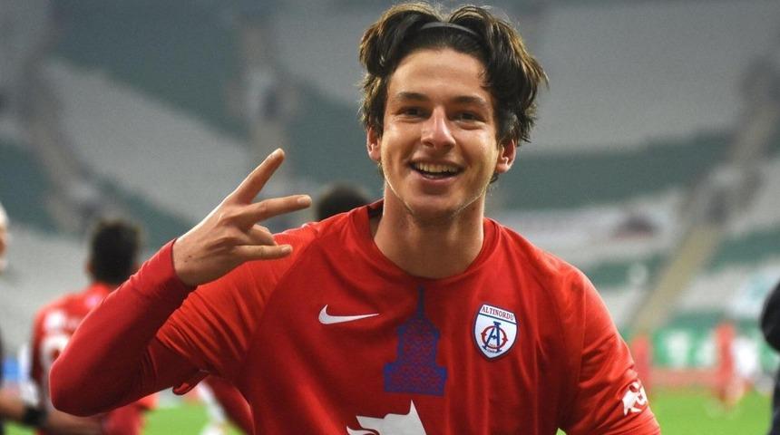 Enis Destan kimdir, aslen nereli? Trabzonspor'a transfer olan Enis Destan kaç yaşında ve hangi takımlarda oynadı?