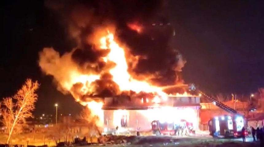 Son Dakika: Arnavutköy'de fabrikada yangın! Çok sayıda ekip sevk edildi