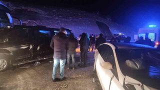 D100’de feci kaza! 8 araç birbirine girdi: 9 yaralı