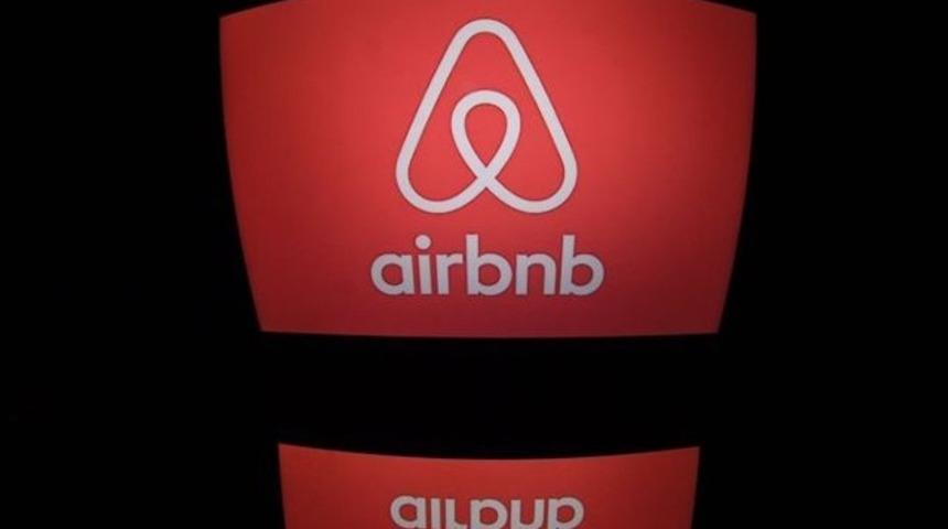 'T&uuml;rk polisi, İngiliz turistleri Airbnb evinden şafak baskınıyla &ccedil;ıkardı'