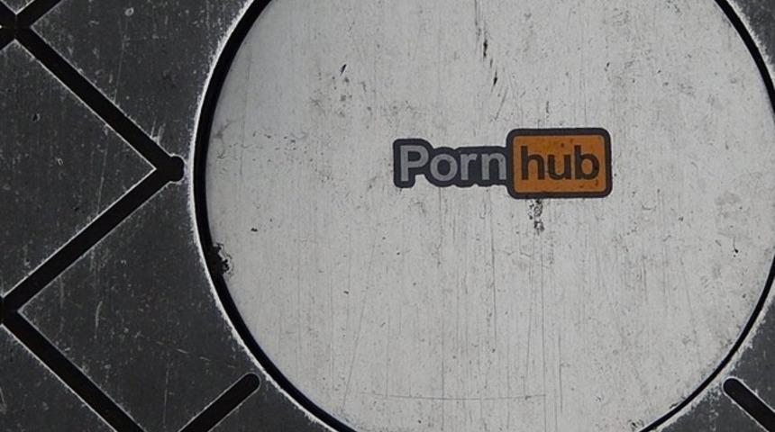 Porno sitesinden tepki çekecek 'Anneler Günü hediyesi'