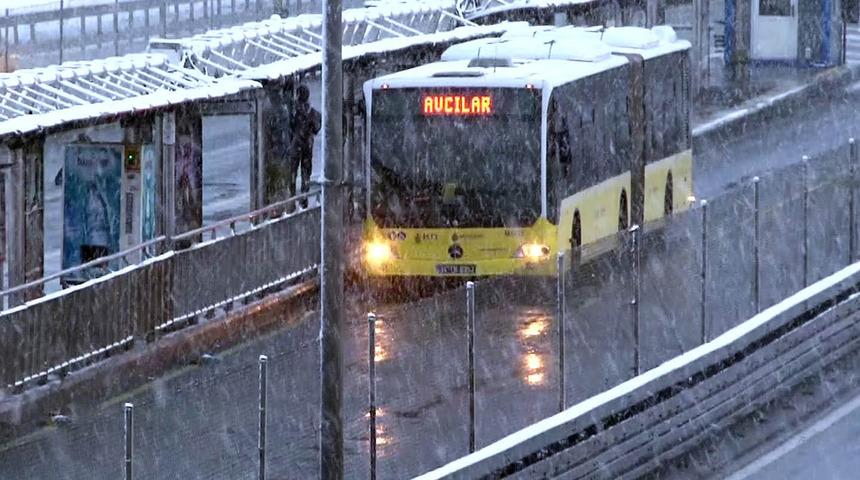 SON DAKİKA | İstanbul'da kar etkili oldu, uyarılar peş peşe geldi! Vali Yerlikaya: Zorunlu olmadıkça trafiğe çıkmayalım
