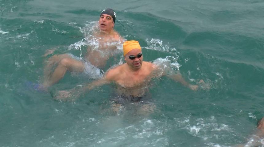 Soğuk havaya aldırmayan "Üsküdar Fedaileri" denize atladı: "Girip şifa bulacağız inşallah"