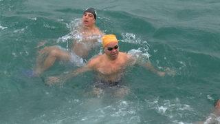 Soğuk havaya aldırmayan Üsküdar Fedaileri denize atladı: Girip şifa bulacağız inşallah